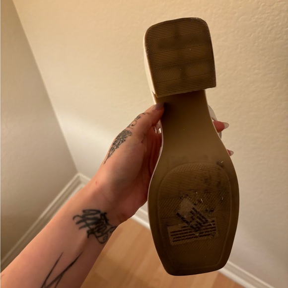 🤍Olivia Miller White Block Heel Sandals (size 7)🤍 - Picture 11 of 14